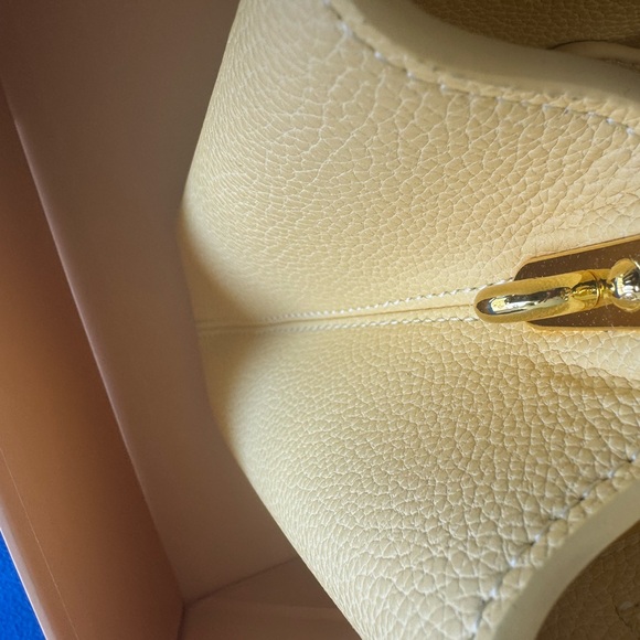 Luxurious Yellow Satchel
27CM - Picture 3 of 9